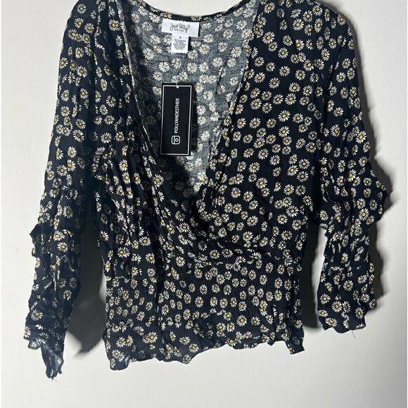 New JUST POLLY Juniors' Smocked-Waist Top Large - Picture 4 of 5